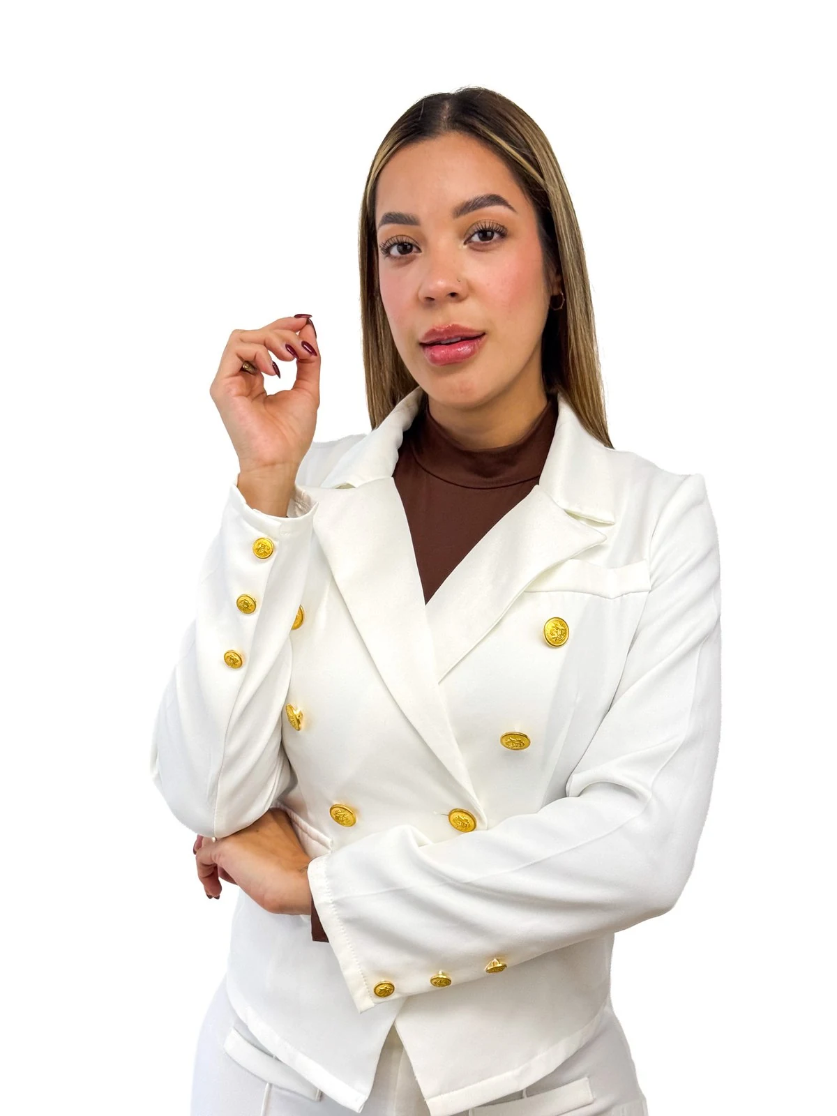 Retrato de estudio en primer plano con traje blanco